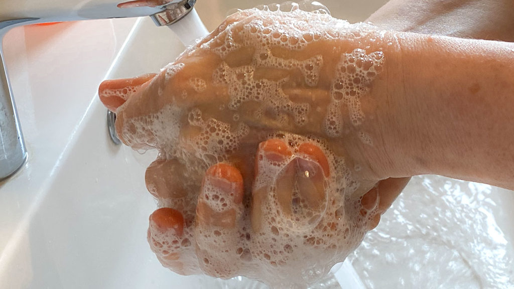 Jemand wäscht sich die Hände zur Vorbeugung einer Virus-Infektion, z.B. vor der Ansteckung mit dem Coronavirus